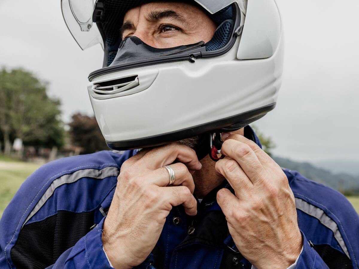 ¿Cuál es el casco reglamentario para motos en Colombia 2024?: estándares que deben cumplir