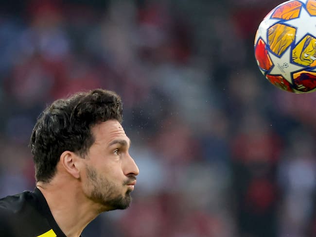 Paris (France), 07/05/2024.- Dortmund defender Mats Hummels warms up before the UEFA Champions League semi-finals, 2nd leg soccer match of Paris Saint-Germain against Borussia Dortmund, in Paris, France, 07 May 2024. (Liga de Campeones, Francia, Rusia) EFE/EPA/TERESA SUAREZ