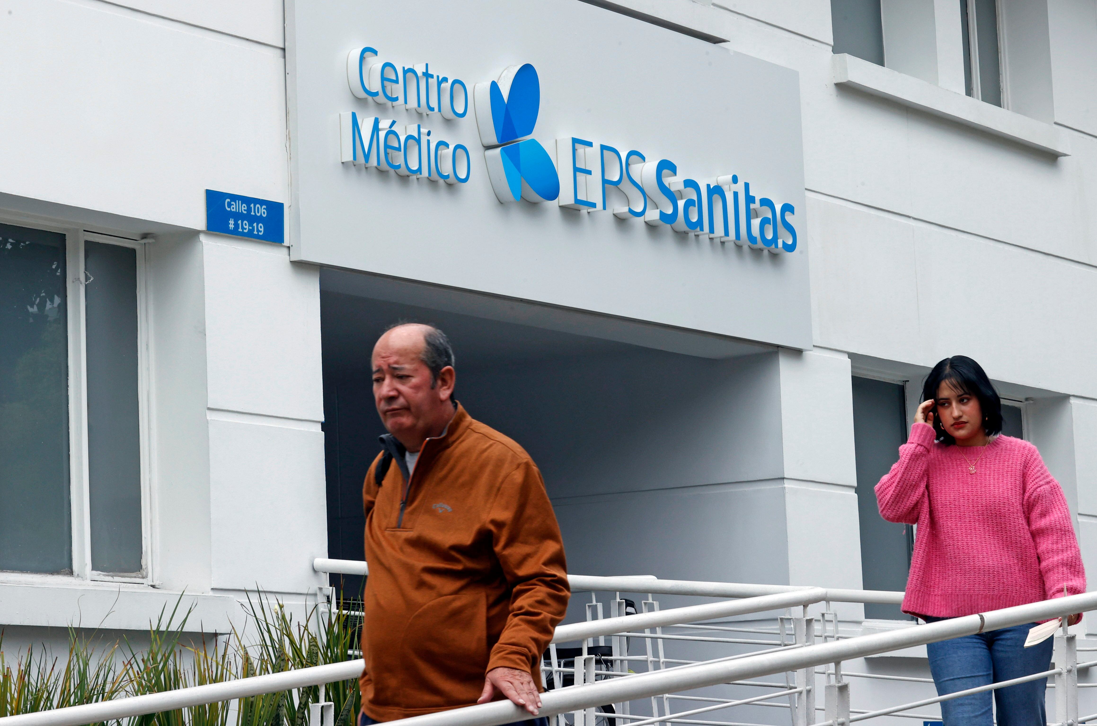 AME4426. BOGOTÁ (COLOMBIA), 03/04/2024.- Personas salen de un centro médico de la EPS Sanitas este miércoles en Bogotá (Colombia). La estatal Superintendencia de Salud (Supersalud) intervino el martes 02 de abril, por un periodo de un año, a la entidad prestadora de salud (EPS) Sanitas, a la que están asociadas casi seis millones de personas en Colombia, por supuesta insolvencia en la crisis que enfrentan varias empresas del sector en el país. EFE/Mauricio Dueñas Castañeda