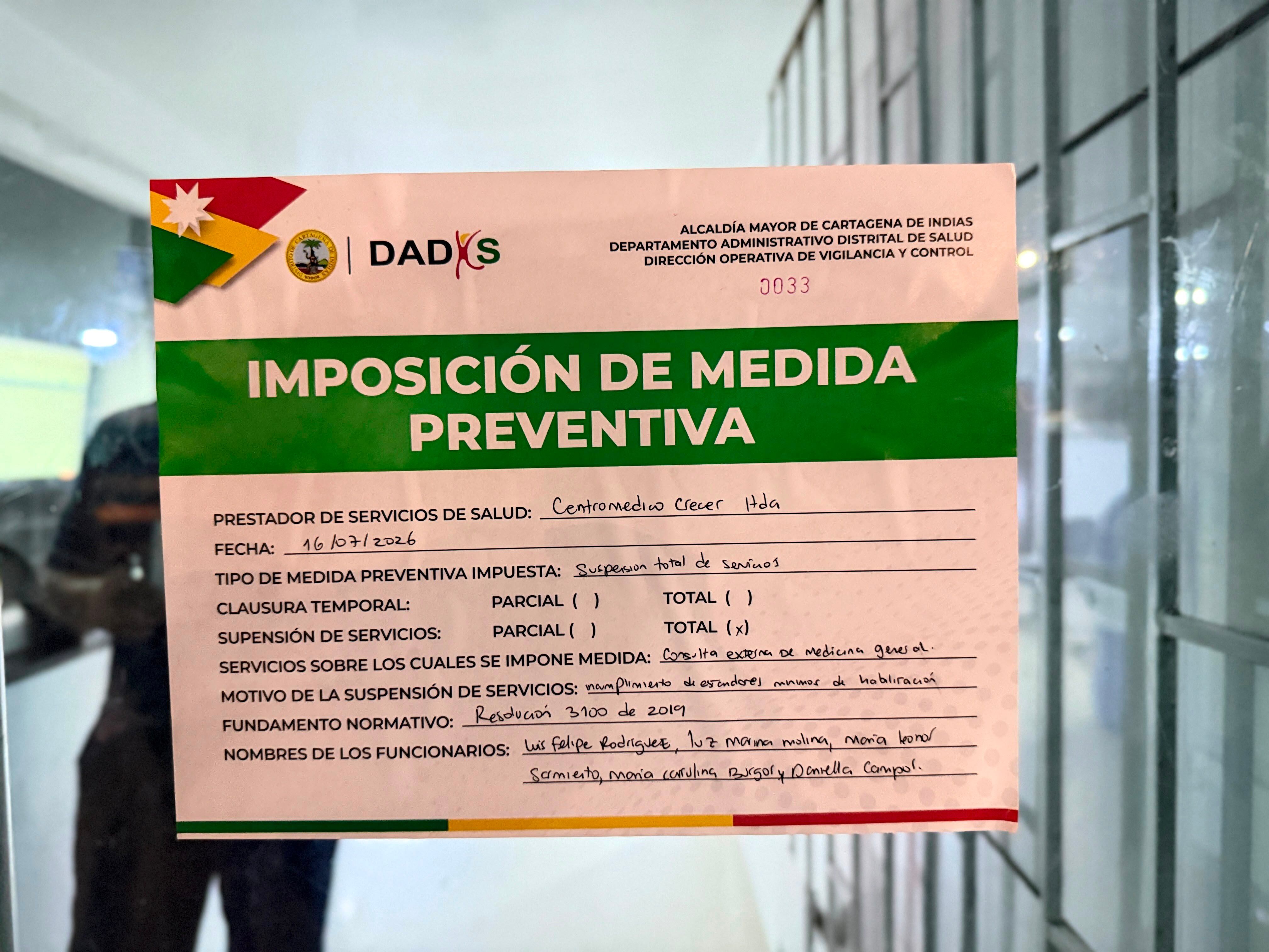 Cierran servicios de la clínica Crecer tras caso de mujer que dio a luz en plena vía pública