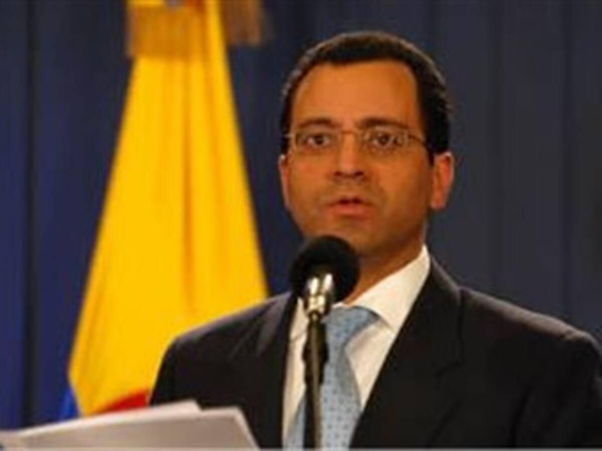 Uribe respalda a Santos y le pide que siga en el Mindefensa