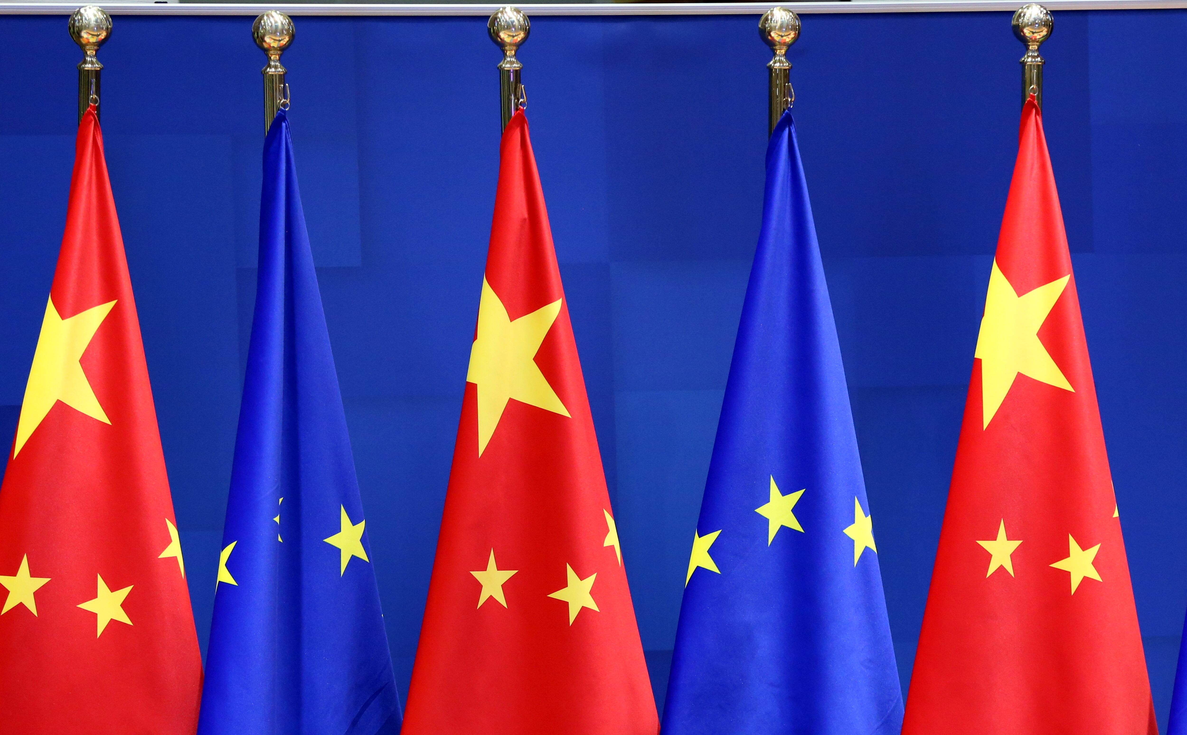 Foto de referencia de las banderas de China y la Unión Europea. (Photo by Dursun Aydemir/Anadolu Agency via Getty Images)