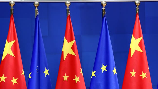 Foto de referencia de las banderas de China y la Unión Europea. (Photo by Dursun Aydemir/Anadolu Agency via Getty Images)