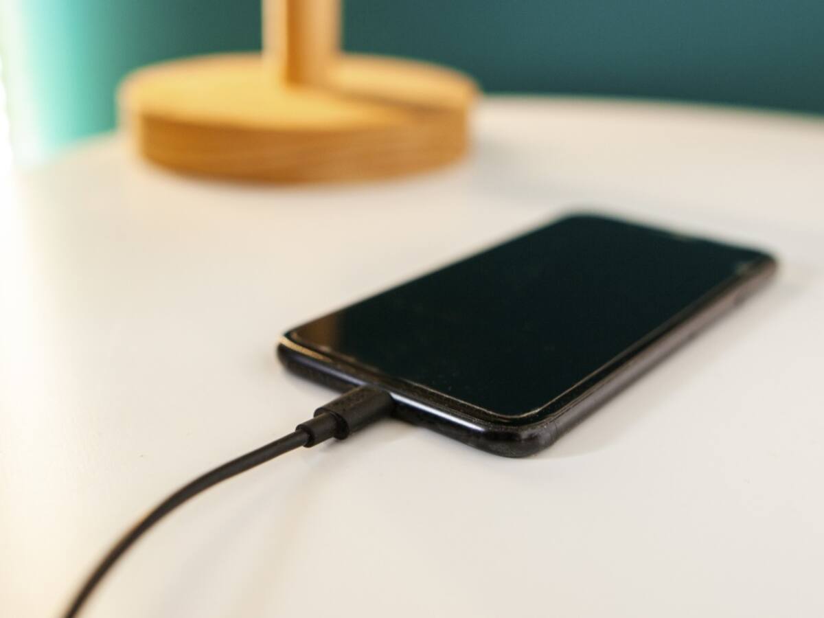 Buscan universalizar cargadores de celular y adaptarlos a cualquier marca