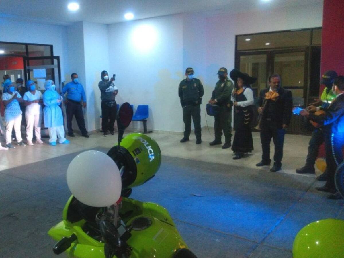 Policía realiza homenaje a enfermeras de Cartagena