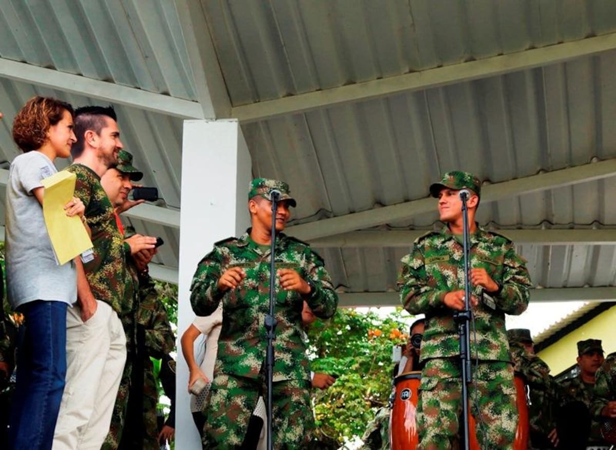 Durante el evento, integrantes de la Policía, el Esmad y el Ejército recibieron con emoción a Juanes, le prepararon una presentación musical con vallenato y otra con un Michael Jackson del batallón "Coronel Francisco José de Caldas".