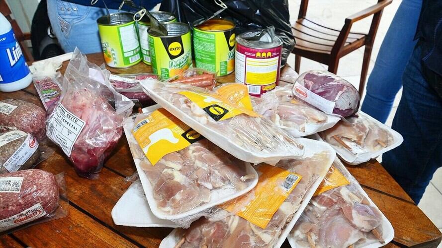 Alimentos en mal estado y con la fecha de vencimiento expirada estaban siendo comercializados sin ningún control y en deficientes condiciones de almacenamiento. Foto: Secretaría de Salud