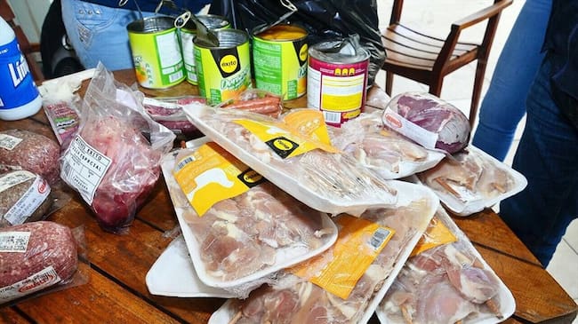 Alimentos en mal estado y con la fecha de vencimiento expirada estaban siendo comercializados sin ningún control y en deficientes condiciones de almacenamiento. Foto: Secretaría de Salud