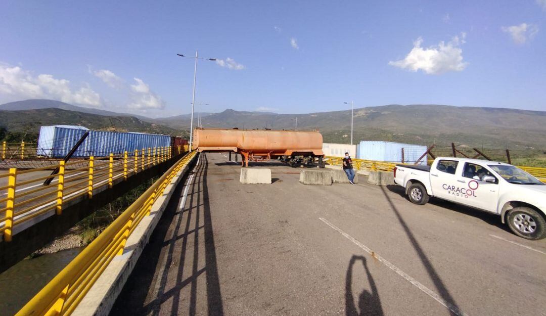 Empresarios solicitan el retiro de los contenedores del puente Tienditas