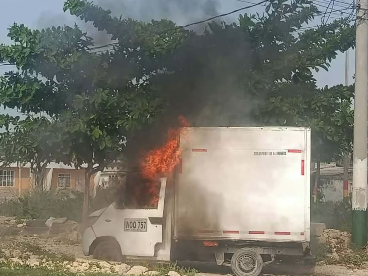 Incendió frente a colegio del barrio Olaya: se trata de un vehículo repartidor de mecatos