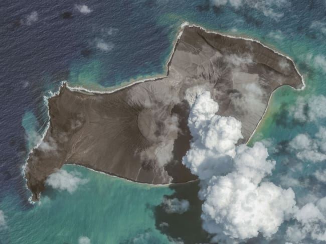 Isla Hunga Tonga-Hunga Ha&#039;apai / Photo by Maxar via Getty Images)