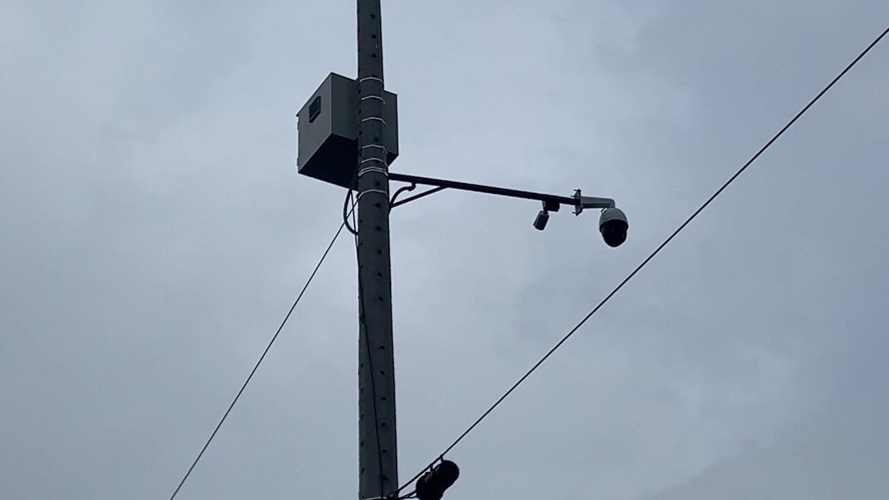 Instalación de nuevas cámaras de vigilancia en la vía La Seca, Bello. Foto: Alcaldía de Bello.