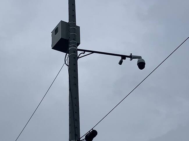 Instalación de nuevas cámaras de vigilancia en la vía La Seca, Bello. Foto: Alcaldía de Bello.