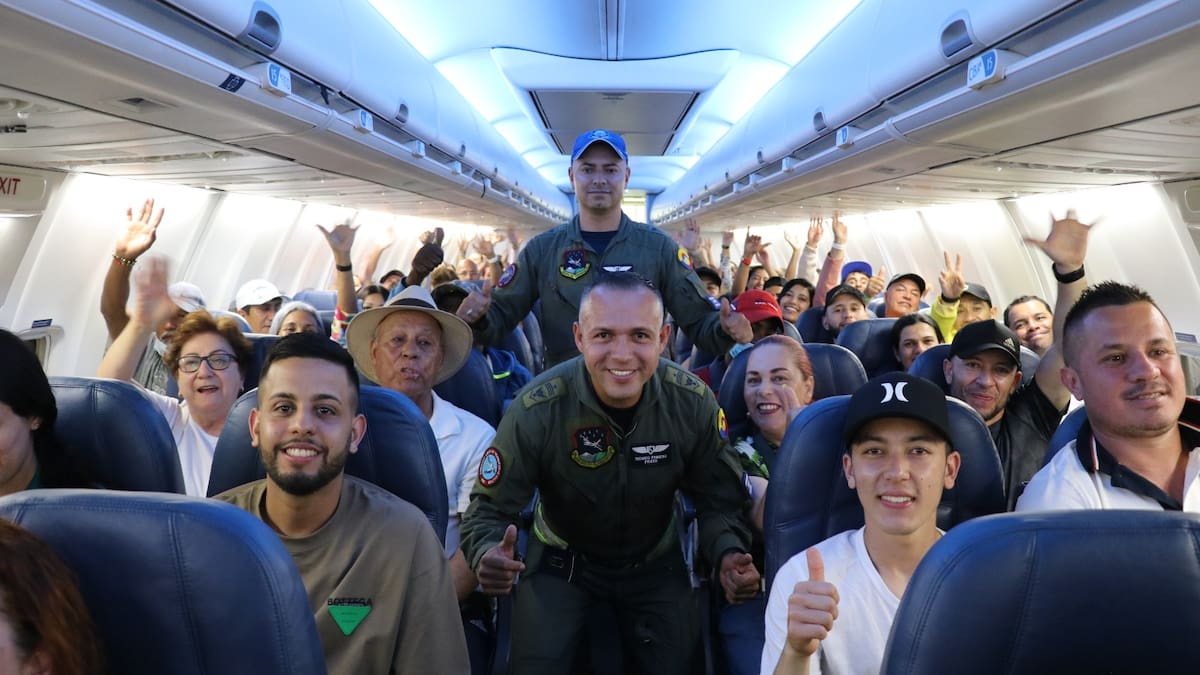 Fuerza Aérea evacua 200 personas varadas por crisis de VIVA Air