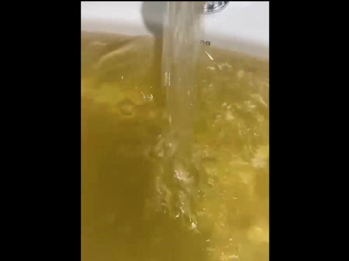 Denuncian que el agua está saliendo amarilla en algunos sectores de Bogotá