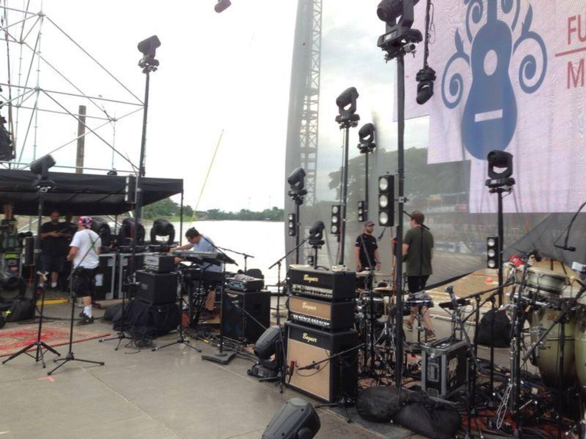 Las playas del Río Sinú se llenan de espectadores ansiosos por presenciar el primer concierto de la gira "Loco por Amor"