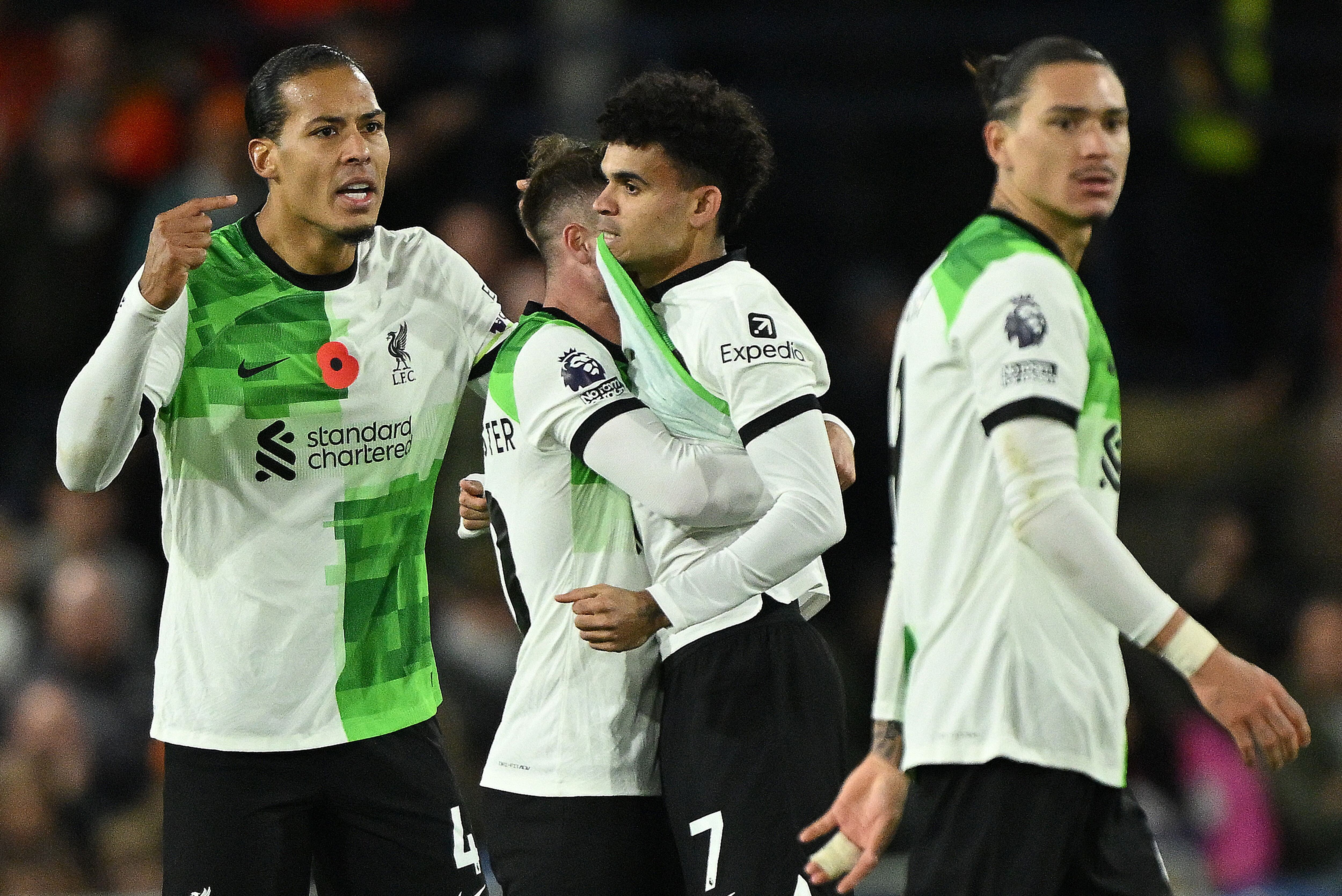 Luis Díaz festeja su gol ante el Luton junto a sus compñaeros, entre ellos, Virgil Van Dijk. (Photo by JUSTIN TALLIS/AFP via Getty Images)