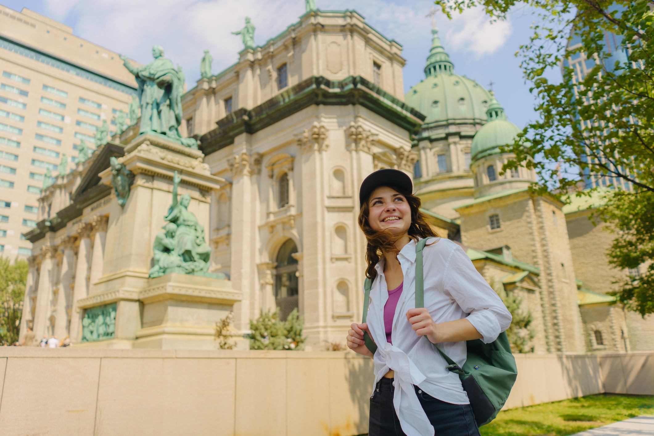 Mujer conociendo la Basílica-Catedral de María Reina del Mundo en Montreal, Quebec, Canadá (Crédito: Getty Images)