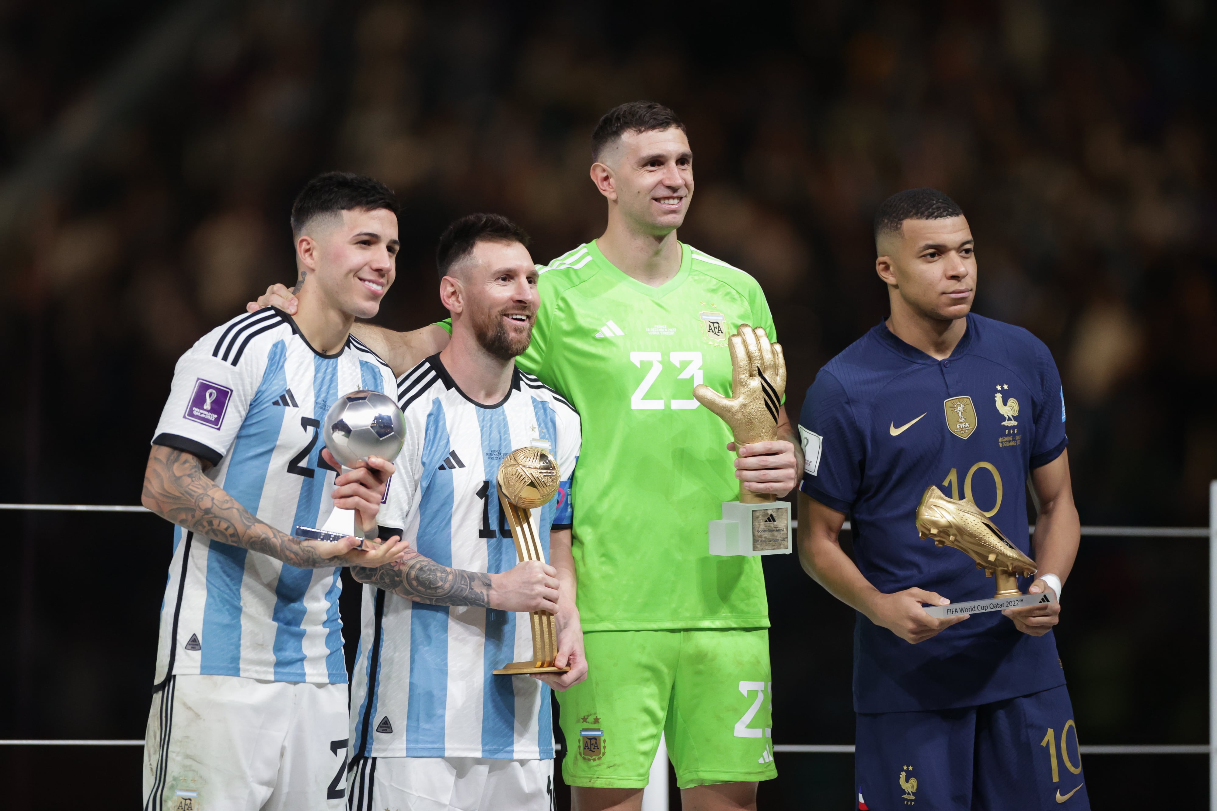 Enzo Fernández, Lionel Messi, Emiliano Martínez (Argentina), Kylian Mbappé (Francia) en la premiación del Mundial de Qatar 2022. (Photo by Grzegorz Wajda/SOPA Images/LightRocket via Getty Images)