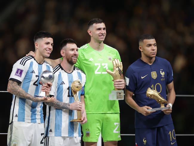 Enzo Fernández, Lionel Messi, Emiliano Martínez (Argentina), Kylian Mbappé (Francia) en la premiación del Mundial de Qatar 2022. (Photo by Grzegorz Wajda/SOPA Images/LightRocket via Getty Images)