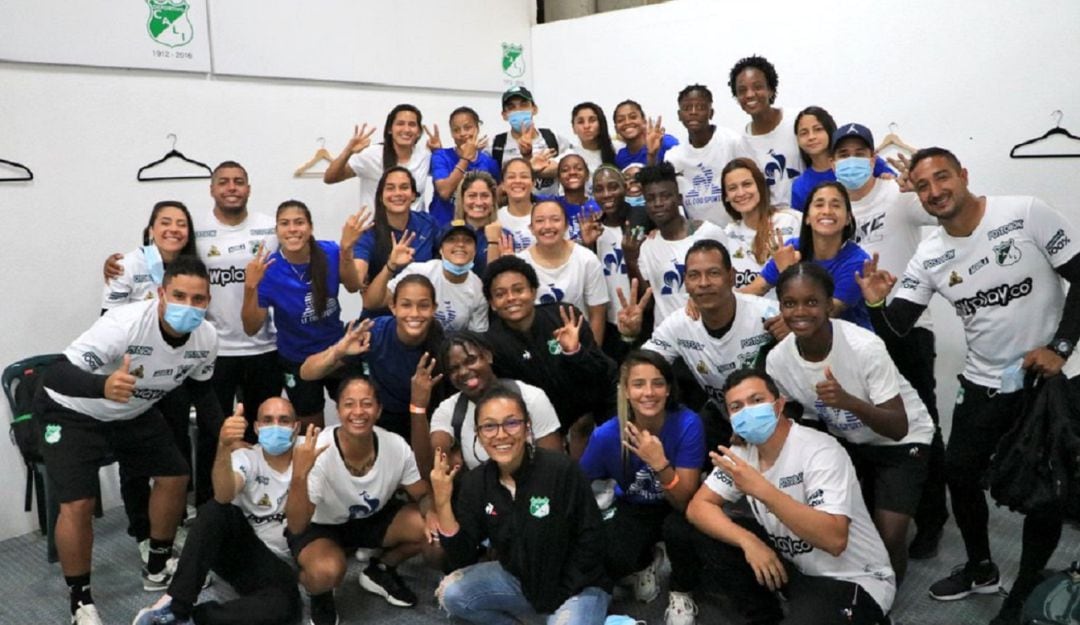 El plantel del Cali festeja el triunfo sobre el Bucaramanga.