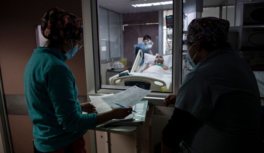 En Chile hay preocupación por el repunte de contagios que ha resultado en el aumento de la ocupación hospitalaria. 