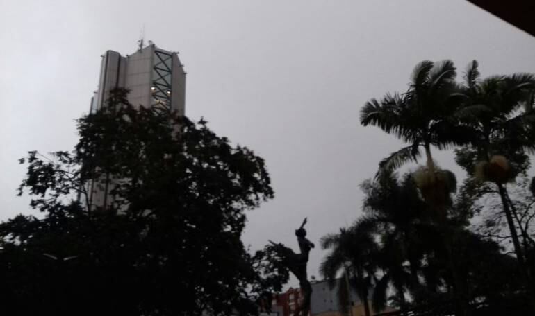 Fría y lluviosa mañana en la ciudad de Armenia