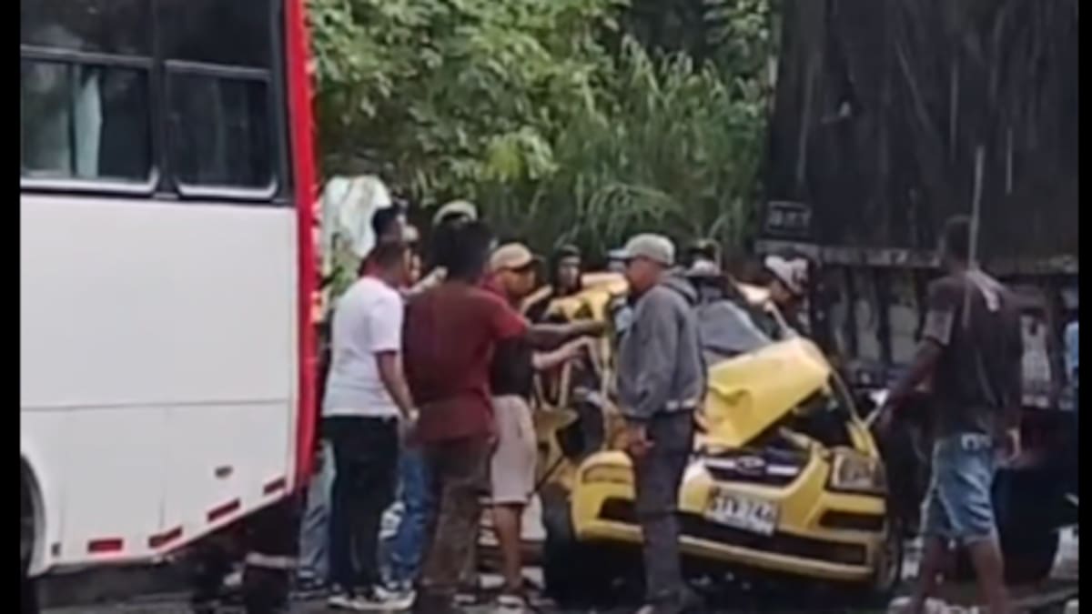 Dos lesionados deja un choque múltiple en el occidente de Medellín