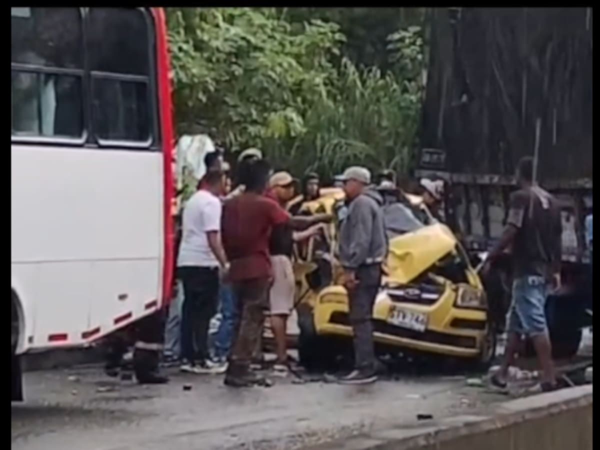 Dos lesionados deja un choque múltiple en el occidente de Medellín