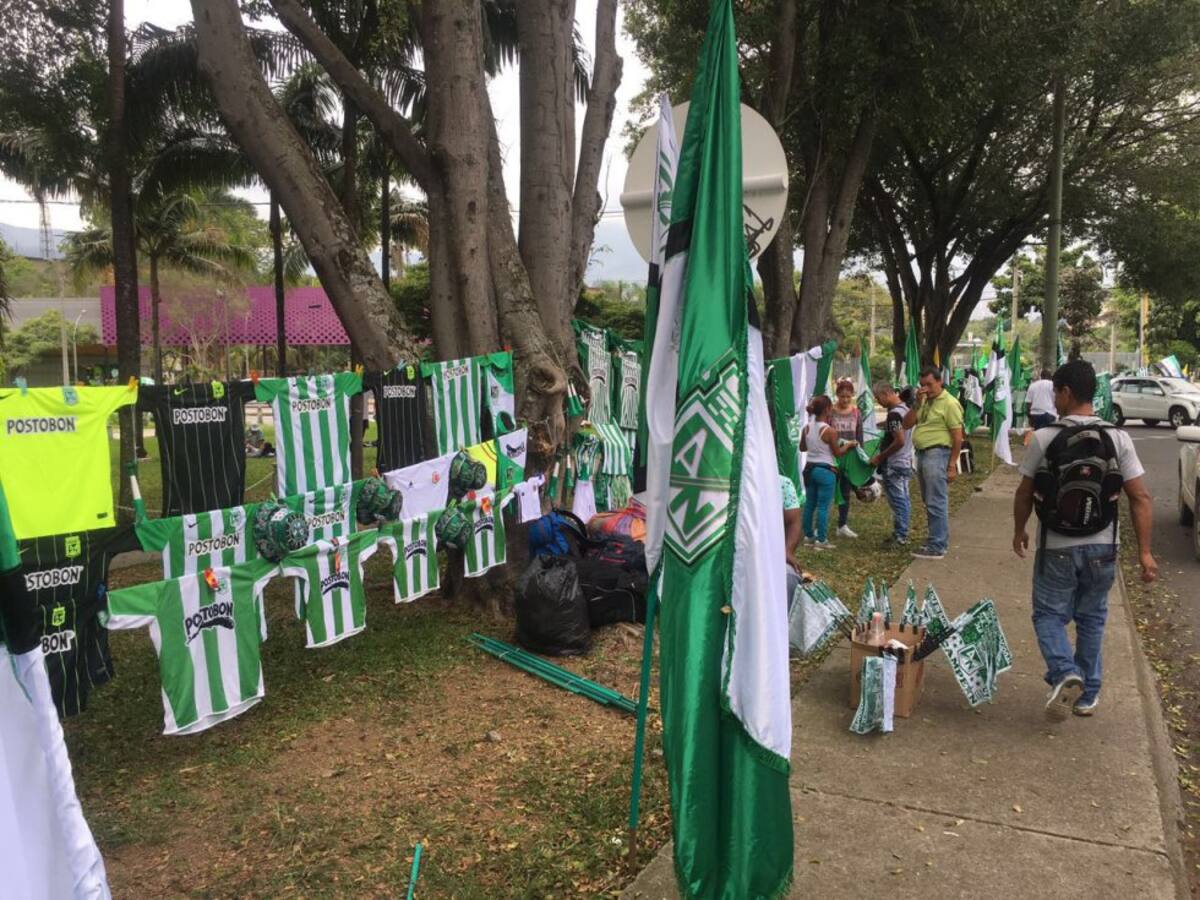 Banderas, pitos, cornetas, pelucas, ganderas y camisetas rayadas son el stock comercial de las calles en la capital antioqueña