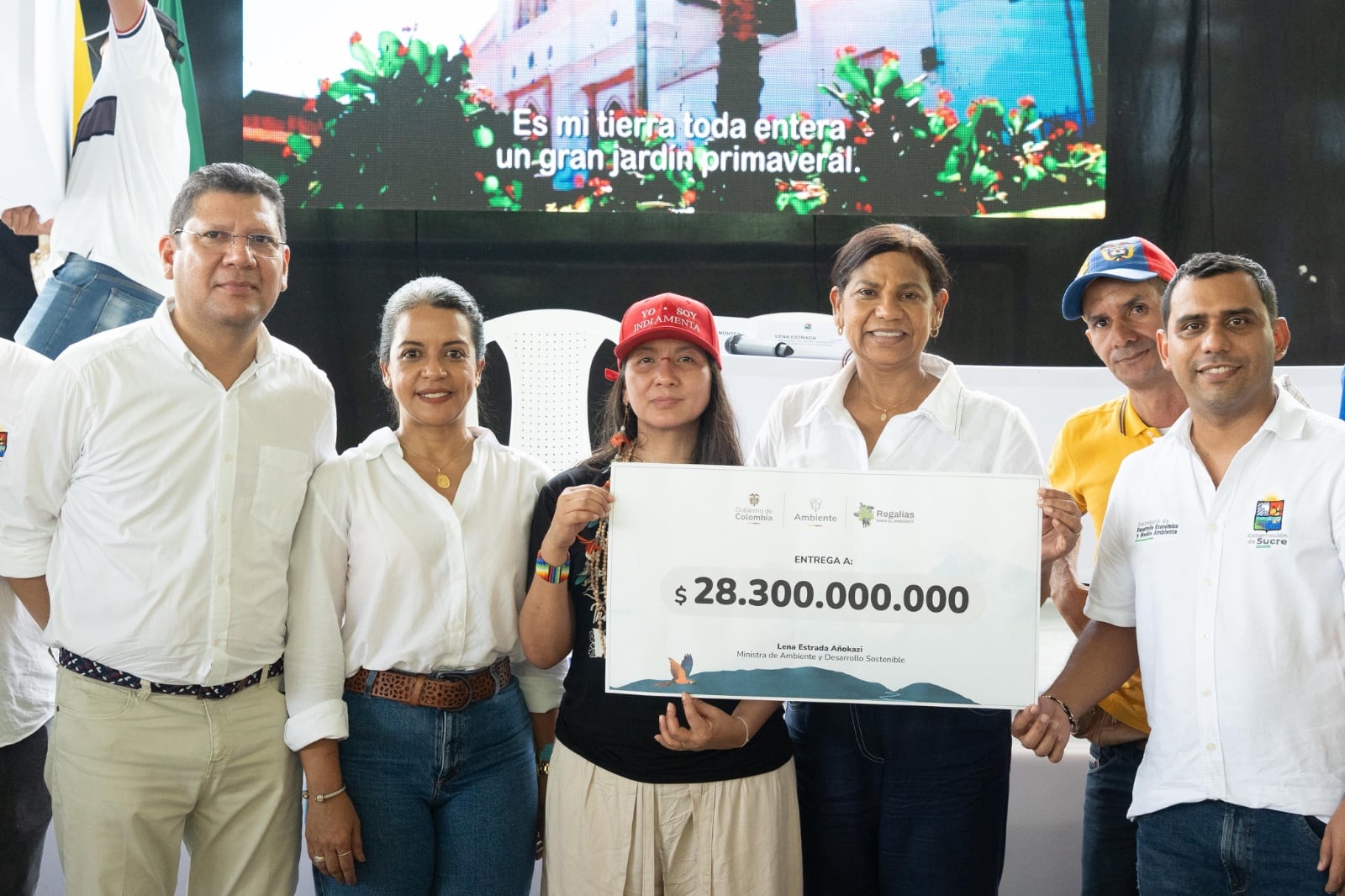 La Ministra de Ambiente, Lena Estrada, y la gobernadora de Sucre, Lucy García, entre otros, durante el anuncio de una millonaria inversión en La Mojana.