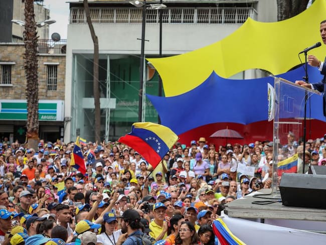 Guaidó convoca a la marcha &quot;más grande&quot; para desalojar a Maduro
