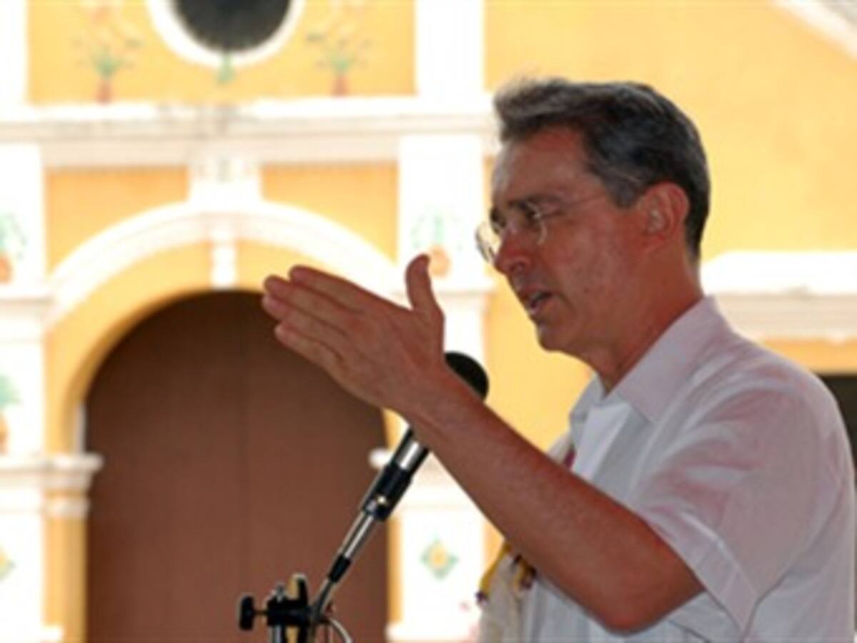 Uribe: La Ley de Víctimas nivelaba a los policías y soldados con los terroristas
