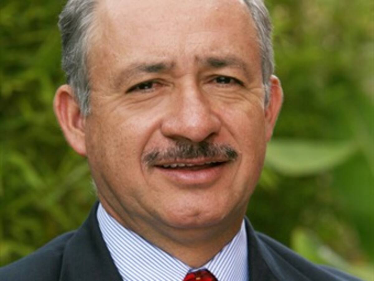 El profesor Yarumo se retira.
