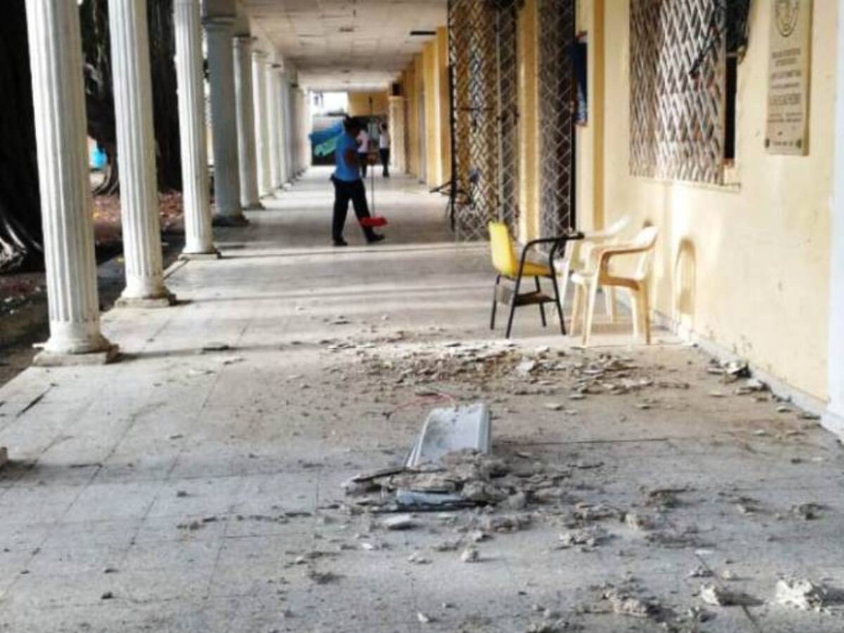 Se cayó parte del cielo raso en el colegio Fernández Baena de Cartagena