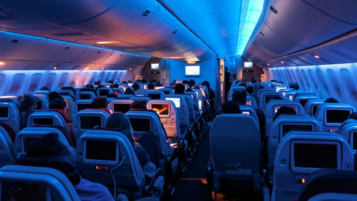 Interior de un avión comercial con pasajeros (Foto vía GettyImages)