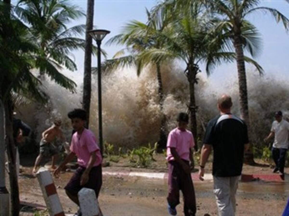 Al menos 108 muertos y cientos de desaparecidos por tsunami en Indonesia