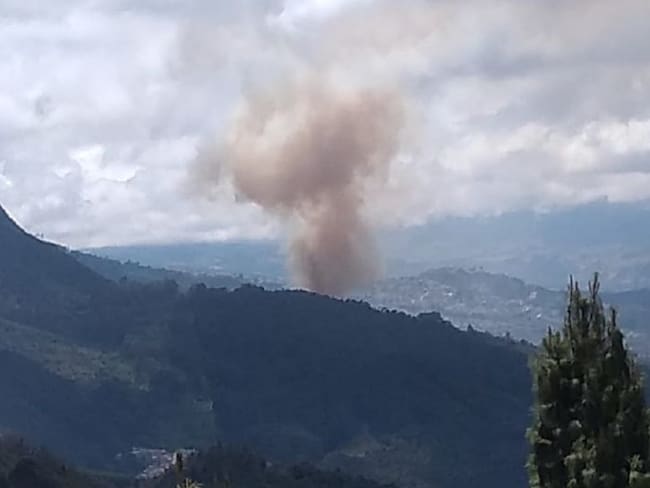 Bomberos atienden incendio forestal en los cerros orientales