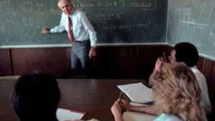 Profesores de matemáticas, inglés y ciencias naturales de Colombia se 'rajan' a la hora de enseñar