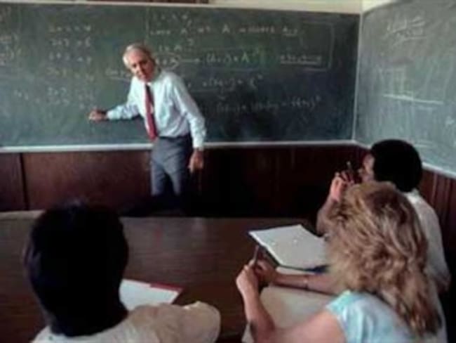 Profesores de matemáticas, inglés y ciencias naturales de Colombia se &#039;rajan&#039; a la hora de enseñar