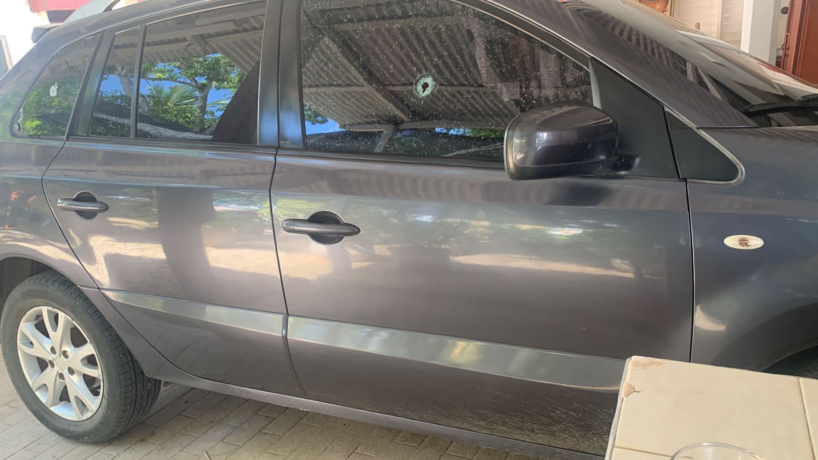 La camioneta presenta un impacto en el vidrio del copiloto.