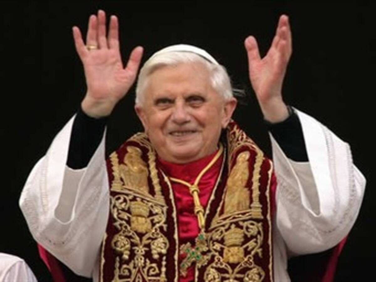 Cae el Papa Benedicto XVI por el empujón de un desconocido