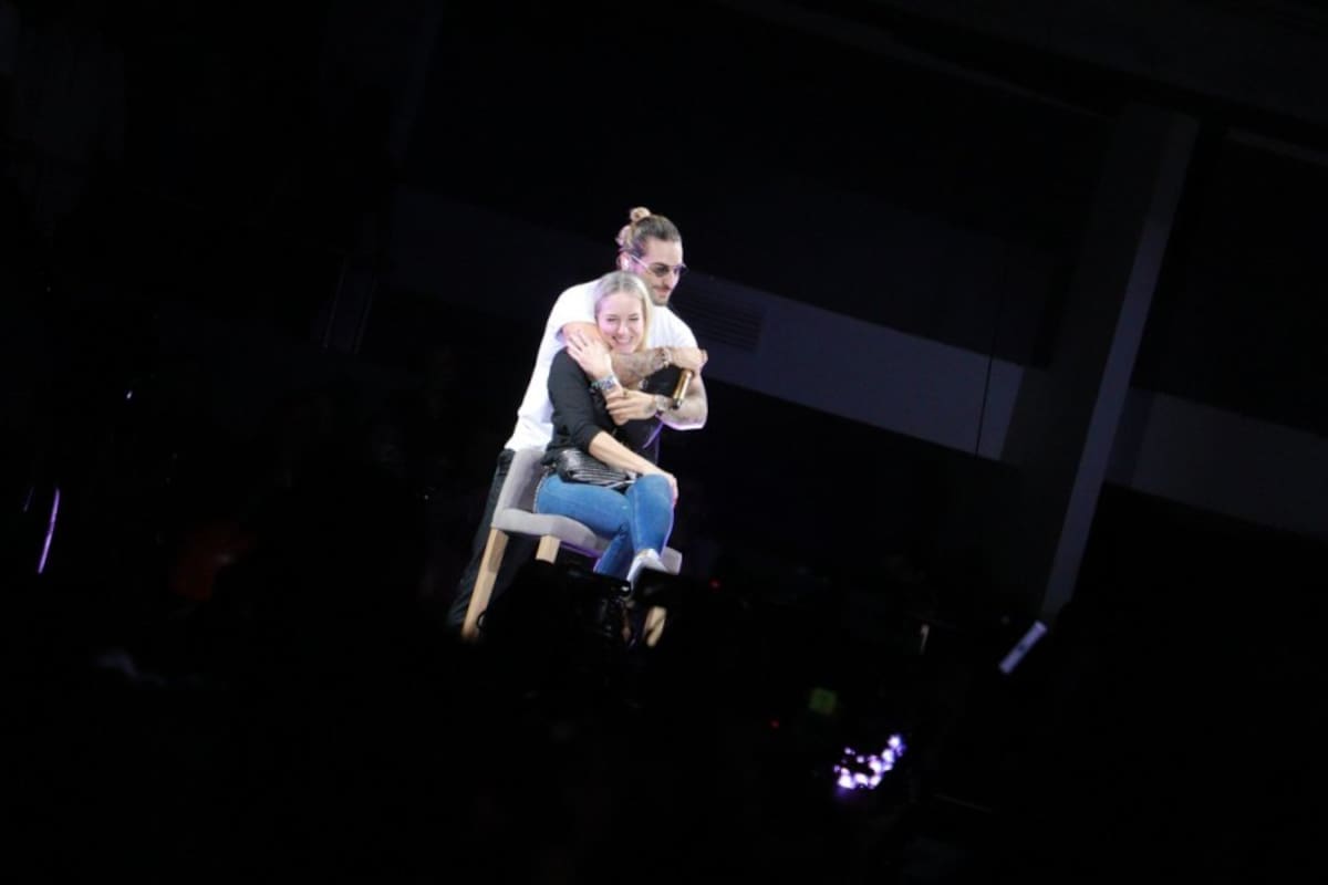 Como de costumbre, el artista invitó al escenario a una de sus fans para cantarle al oído sus canciones. 