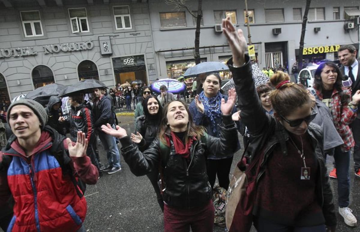 Los seguidores del exvocalista de Soda Stereo se unieron en una sola voz para rendir tributo al artista en sus exequias. Foto: Efe