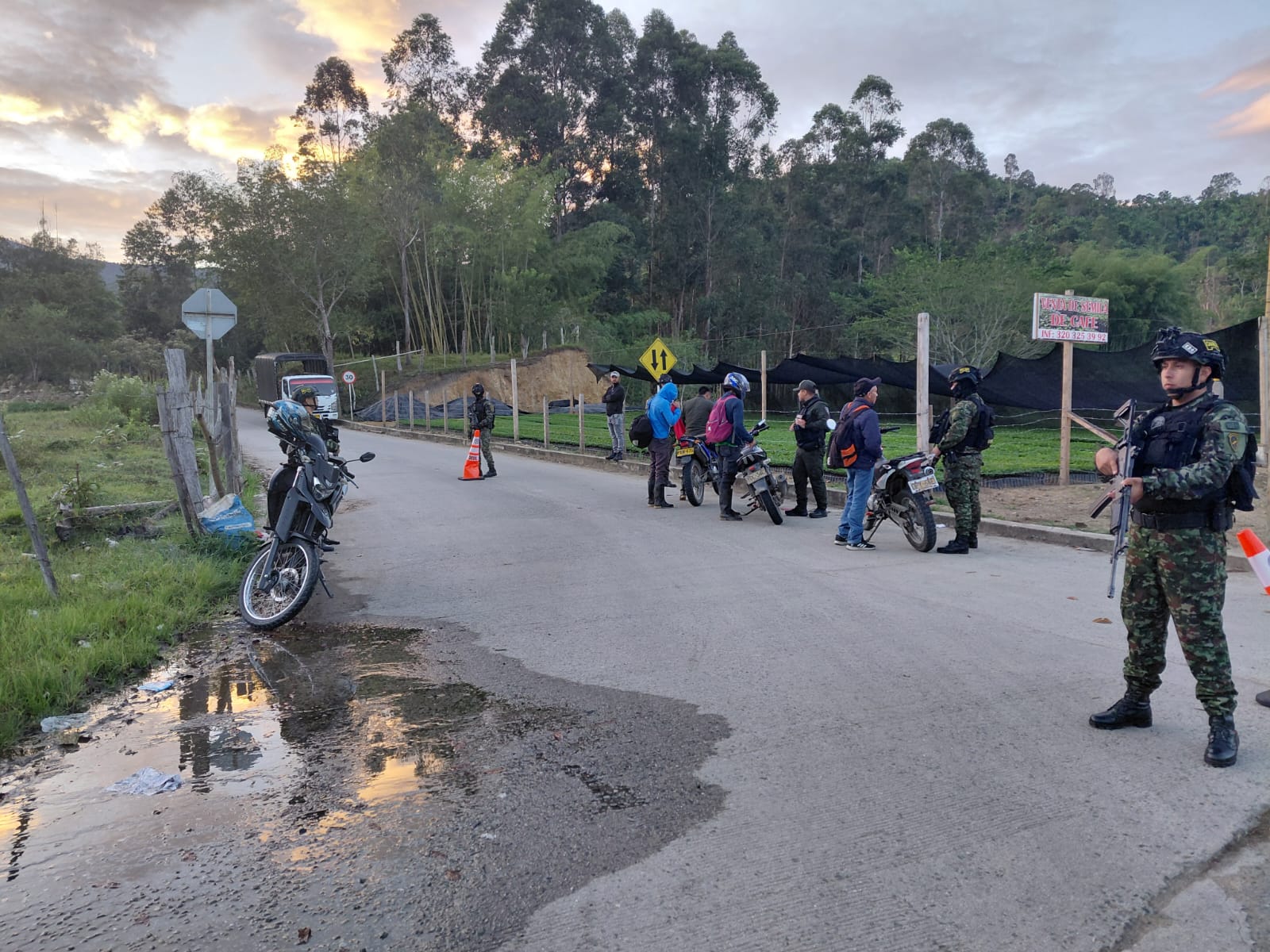 El Gaula de la Policía Huila y el Gaula Militar realizaron controles sobre el eje vial hacia la vereda El Recreo, en Garzón, como parte de las acciones de prevención. Foto Gaula 