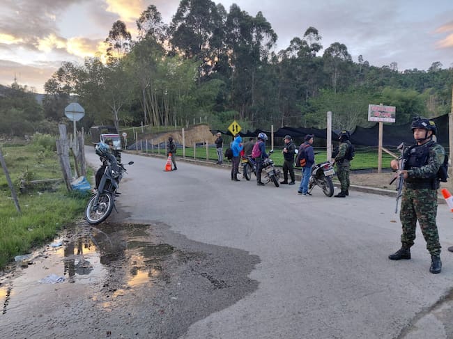 El Gaula de la Policía Huila y el Gaula Militar realizaron controles sobre el eje vial hacia la vereda El Recreo, en Garzón, como parte de las acciones de prevención. Foto Gaula