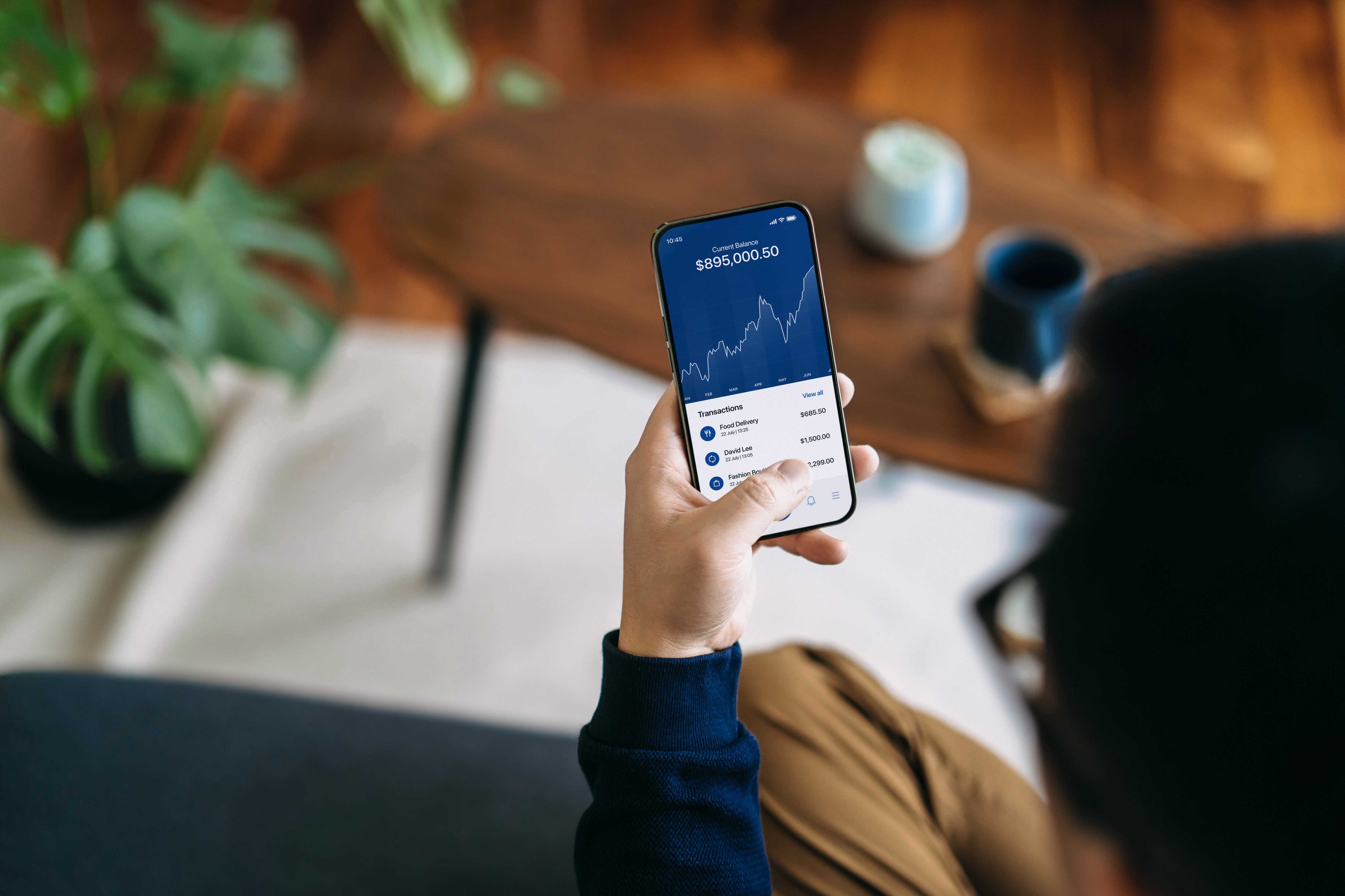 Hombre viendo su saldo en la cuenta bancaria. (Foto: Getty Images)