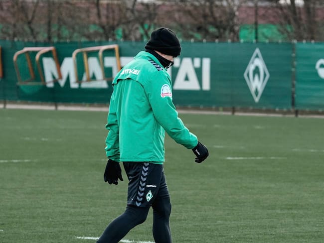 Rafael Santos Borré en su regreso a las prácticas del Werder Bremen / Twitter: @werderbremen.