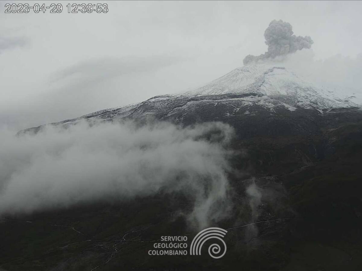 El Volcán Nevado del Ruiz registra comportamientos similares a los del día de ayer