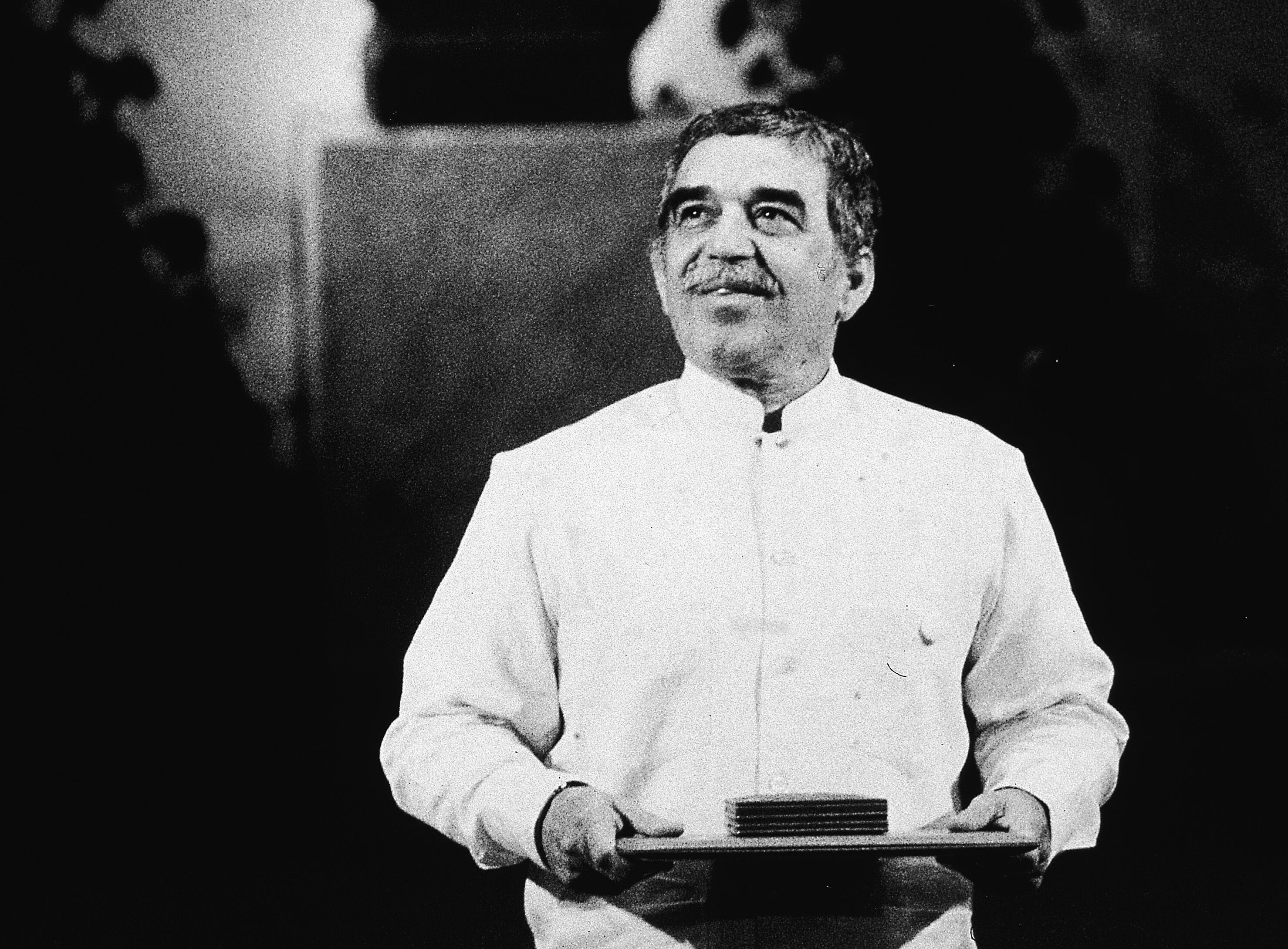 Gabriel Garcia Marquez en elmomento que recibe el Premio Nobel de Literatura 1982